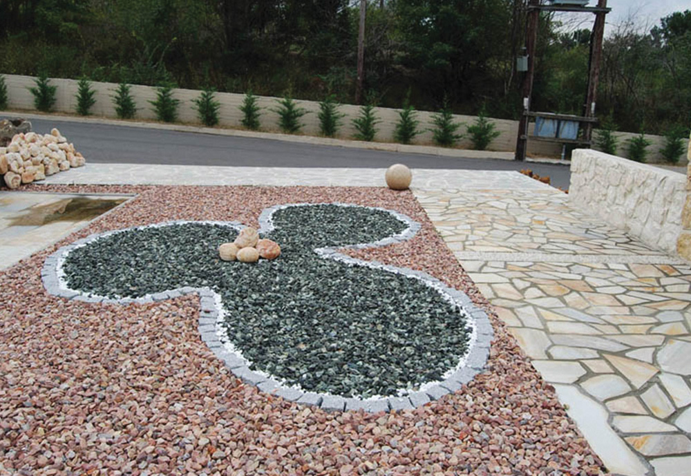 Мульчирование гранитной щебенкой. Мраморная крошка в ландшафте. Каменная отсыпка. Мульча каменная крошка. Декоративный камень в ландшафте.